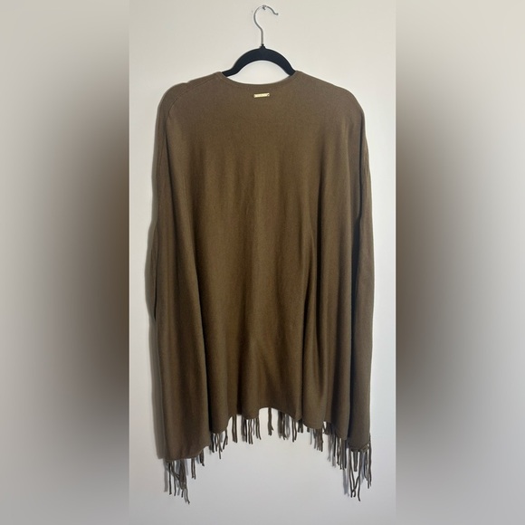 Michael Kors Poncho Sweater
Size Large/XL - Picture 2 of 5